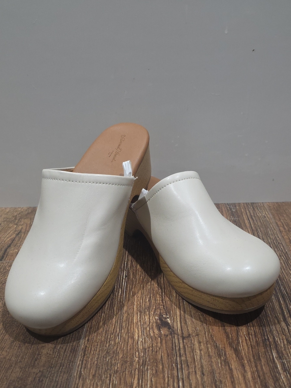 Universal 6 Thread Cream Slip-On Clog Mules